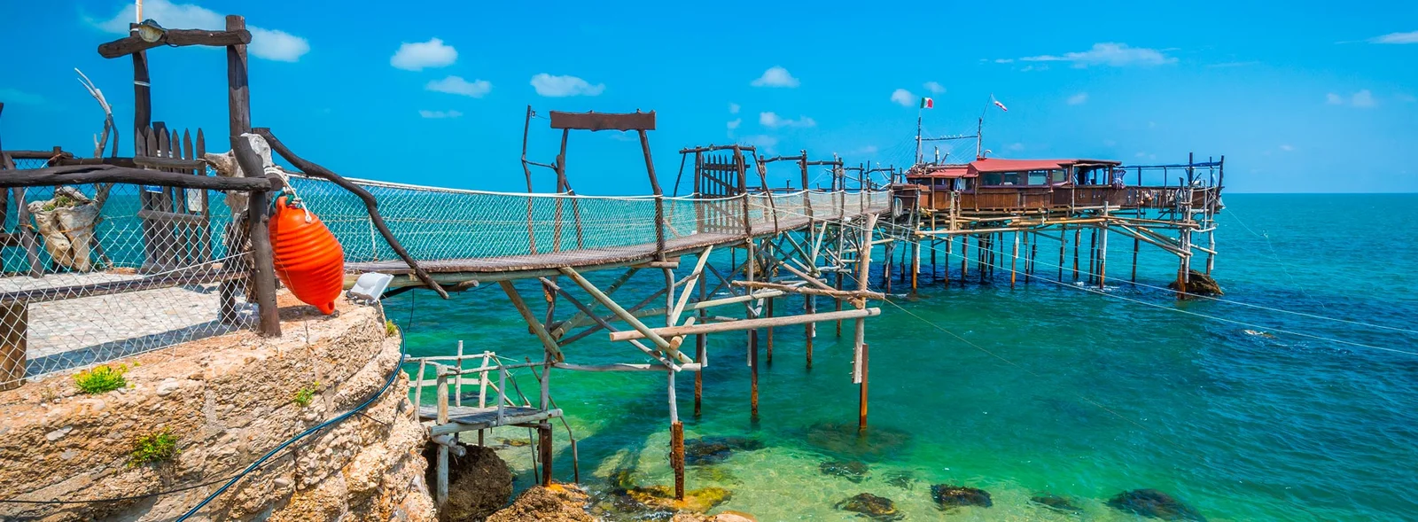 Trabocco tradicional sobre o mar na Costa dei Trabocchi, Abruzzo, Itália